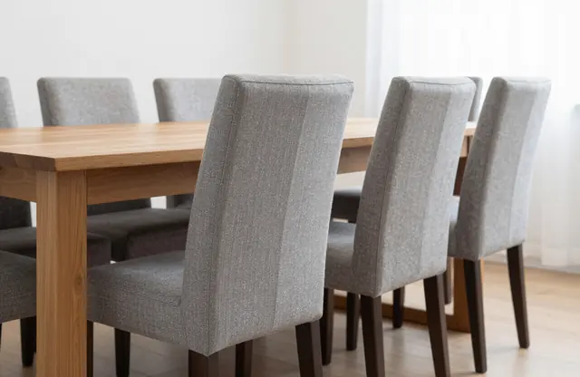 Zetelreiniging Gent: gereinigde eetkamerstoelen aan een houten tafel