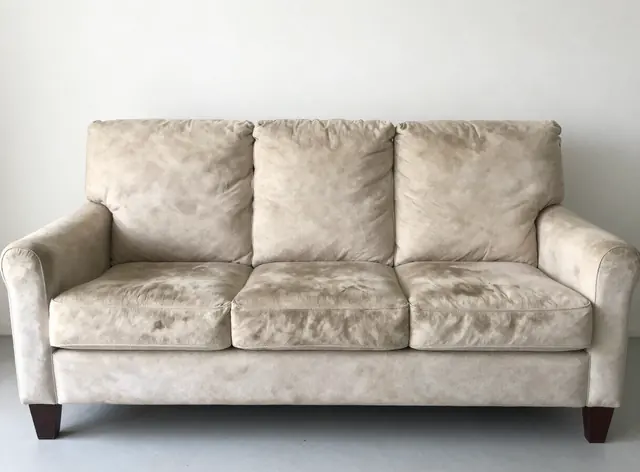 Zetelreiniging Gent: beige stoffen zetel vóór reiniging met vlekken en vuil op de zitting